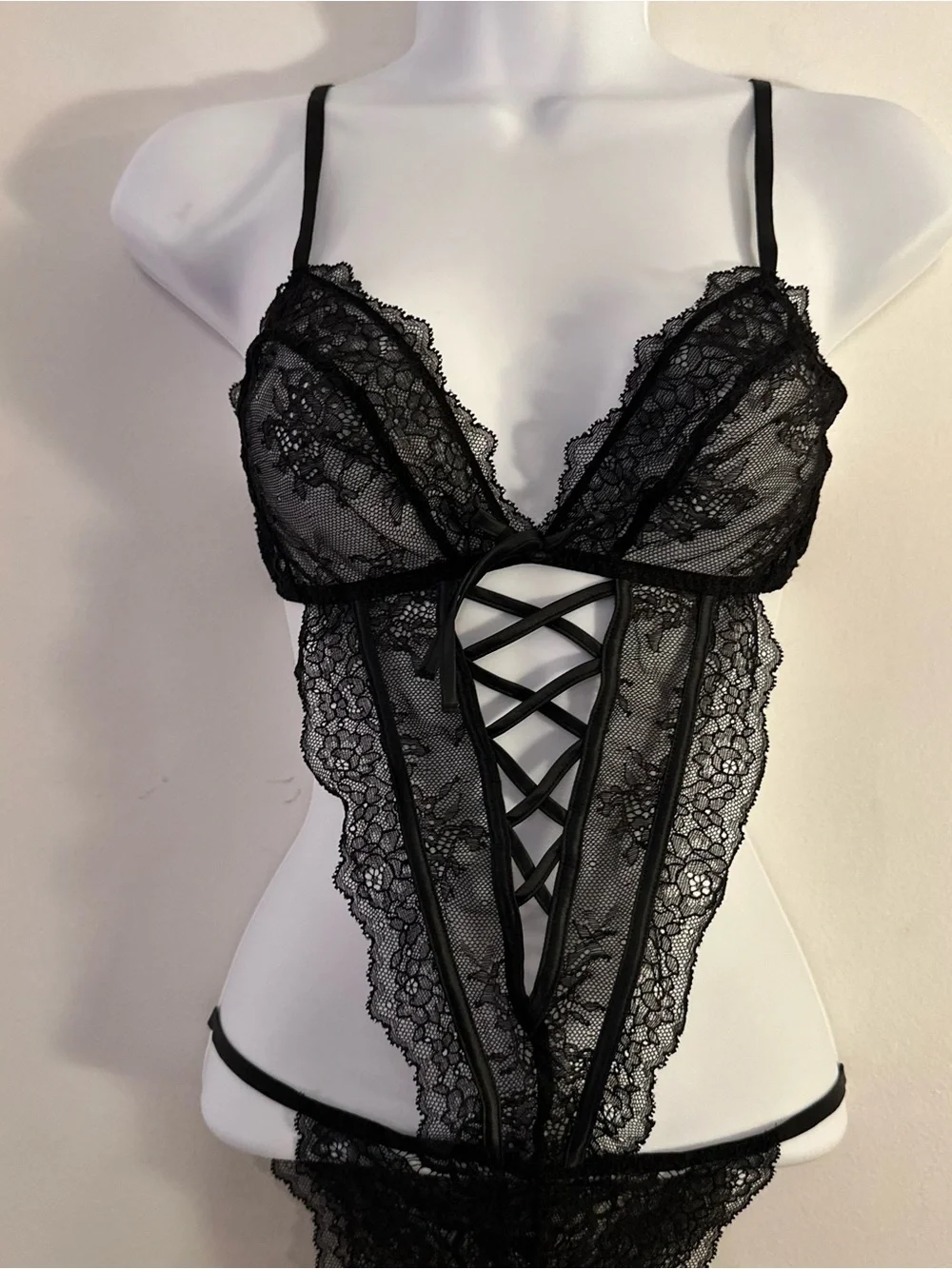 VS | Black Soft Cup Crotchless Bodysuit